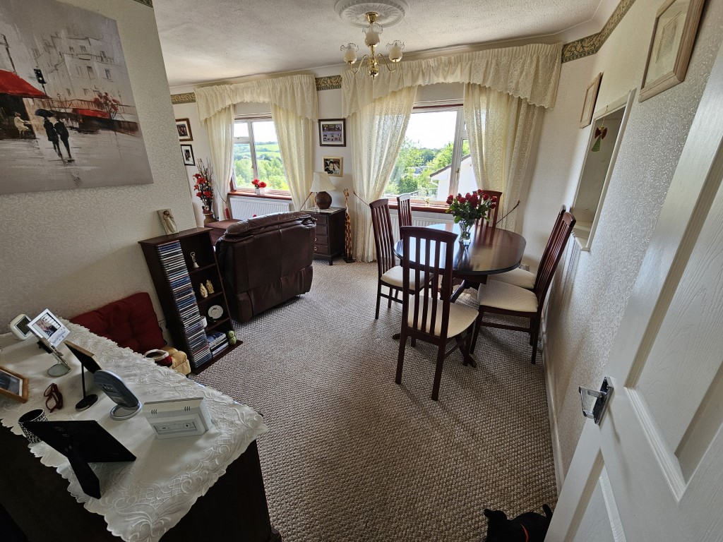 Lot: 46 - LINK-DETACHED HOUSE WITH VIEWS IN A POPULAR LOCATION - Dining area